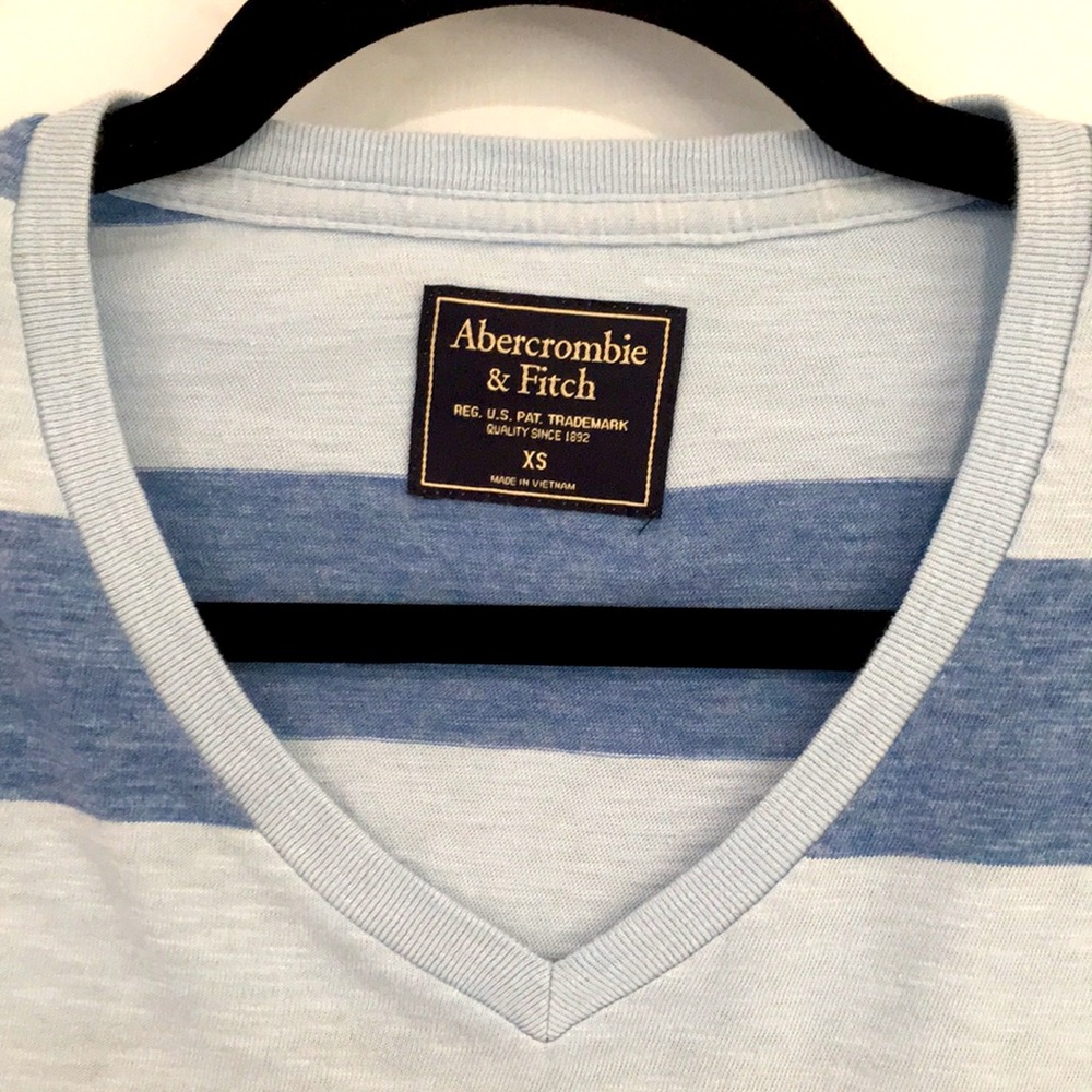 Abercrombie & Fitch men’s v-neck short sleeve blue grey strips tee shirt in XS